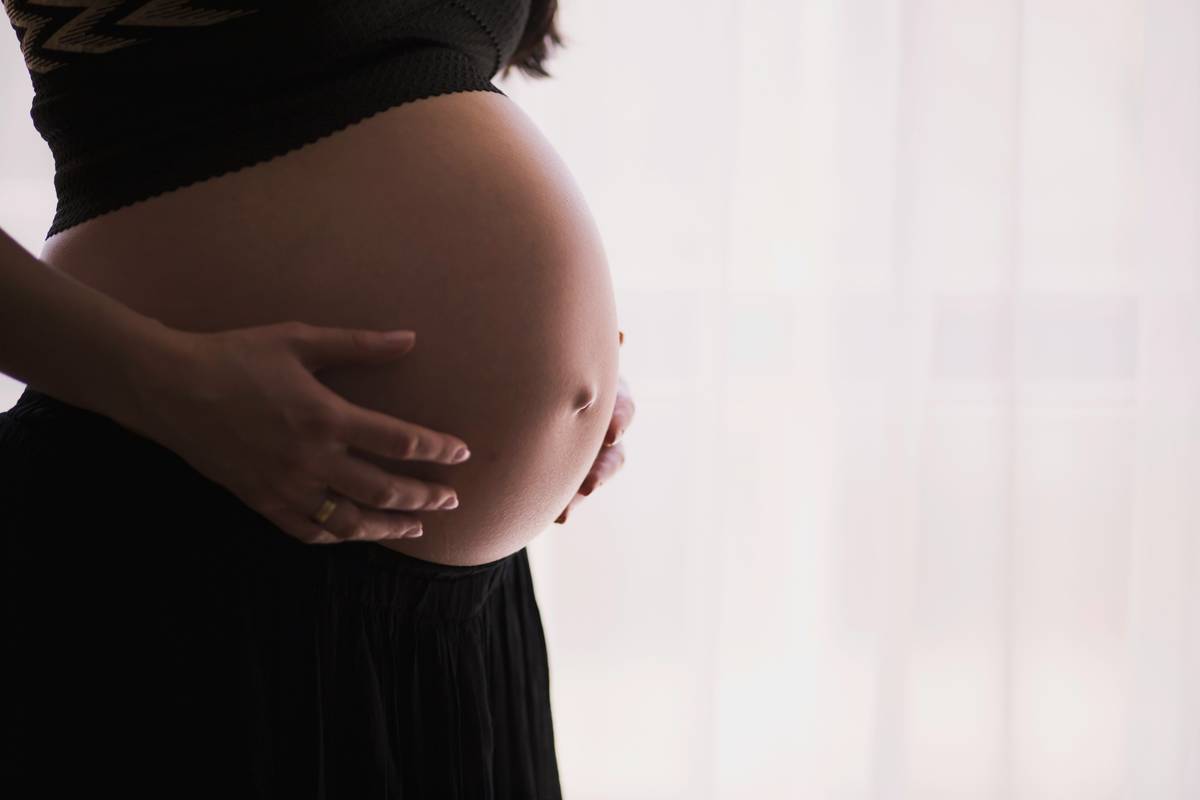 Side-by-side comparison chart showing key nutrient differences between prenatal supplements and women's multivitamins: folic acid (400+ mcg vs 200 mcg), iron (27 mg vs 0-18 mg), iodine (150 mcg vs often absent), DHA (200-300 mg vs none)