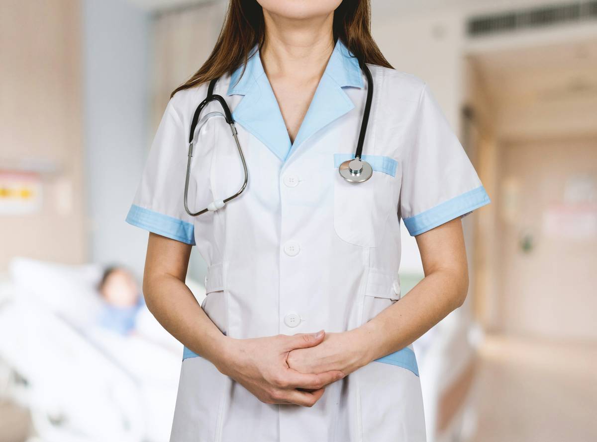Comparison of prenatal vitamins safe for breastfeeding showing nutrient profiles